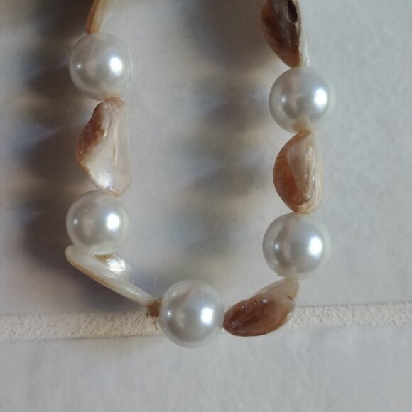 Pearl and shell white cream and tan bracelet with elastic - Picture 3 of 7